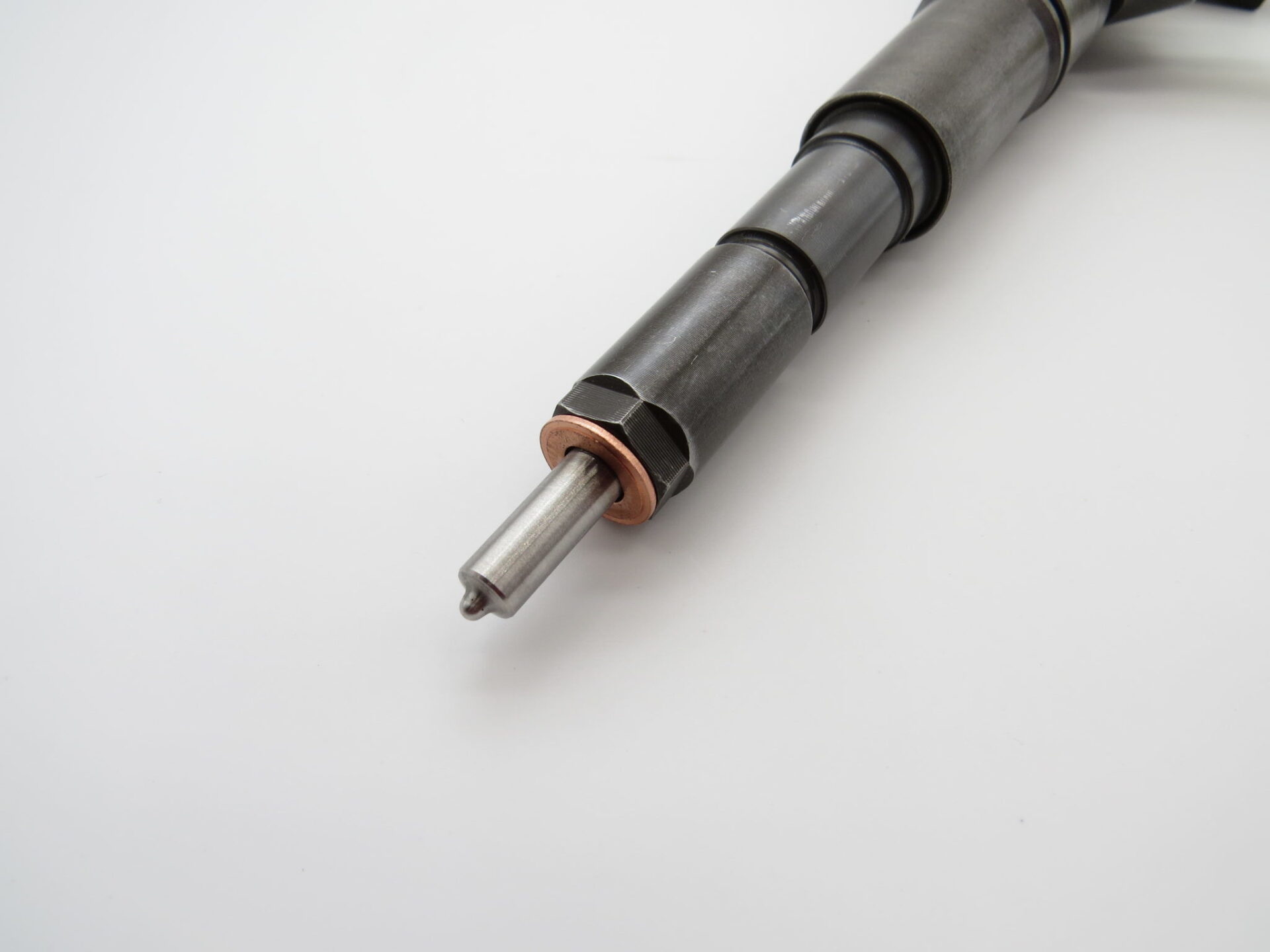 Bosch Common-Rail Injektor Nahaufnahme (Piezo und Magnetventil)